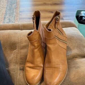 Stylish Brown Ankle Boots with Zipper Detail